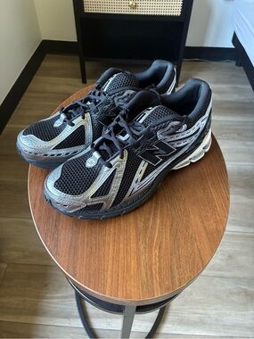 New Balance Men's Black and Silver Athletic Sneakers Size 8.5